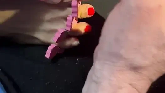 4.5 beden ayaklarını boyatıyor