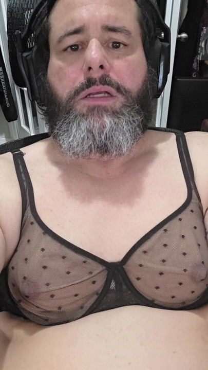 我是一个穿衣的娘娘腔，喜欢鸡巴，射精，我需要崇拜跪着的男人