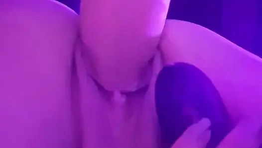 Büyük pembe dildo eğlencesi