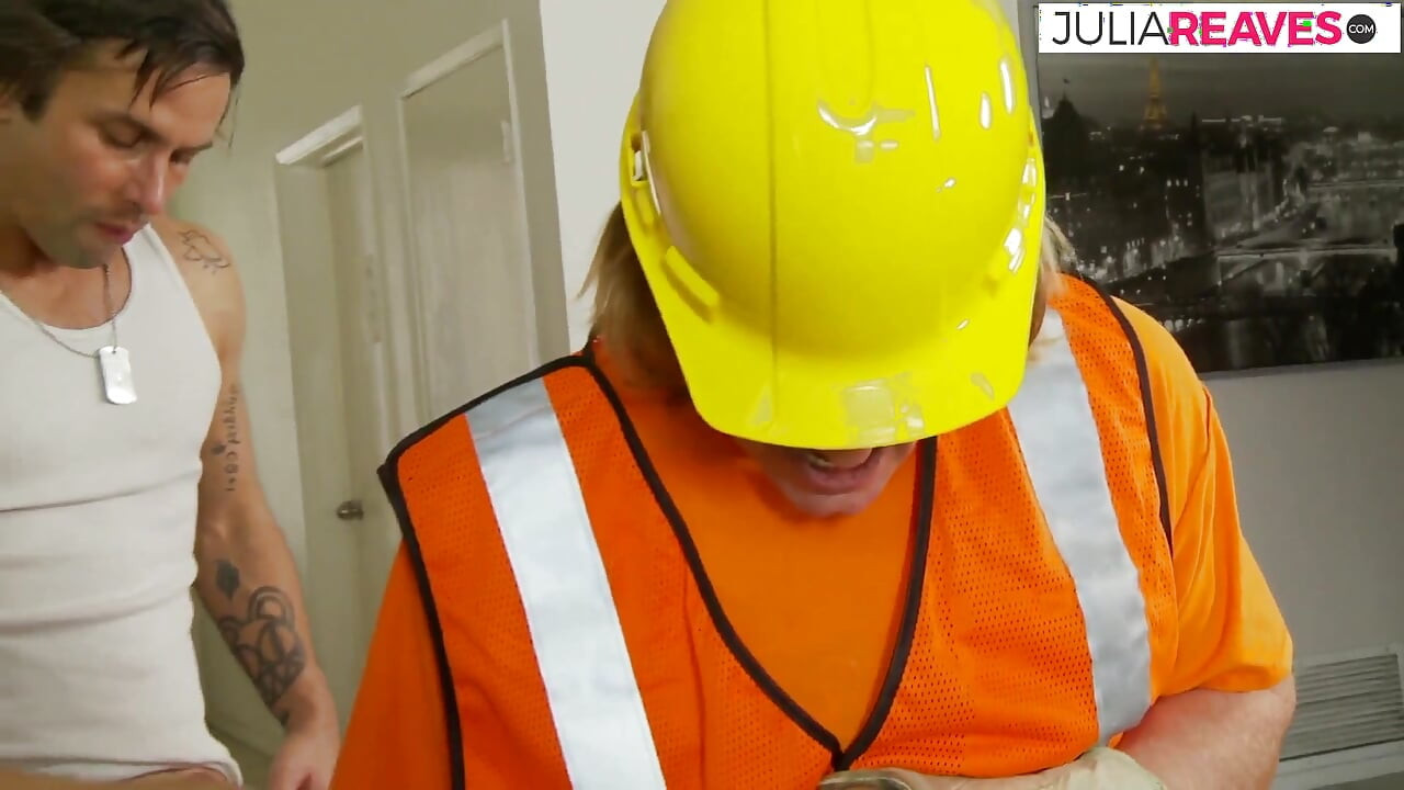 Um gangbang quente resulta em puta comendo muita porra