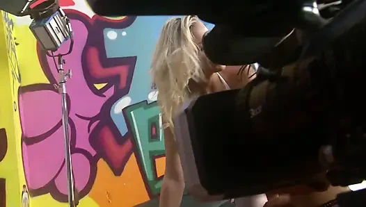 Zwei schöne lesbische mädchen lecken sich die muschis der anderen