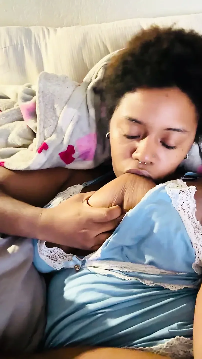 手淫娇小的Carmen抚摸她性感的身体