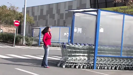 Azgın esmer sürtük tavlanıyor ve sikiliyor