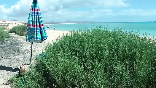 Sahilde güneşleniyor