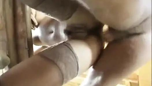 Perverse brünette hat sex mit zwei schwänzen