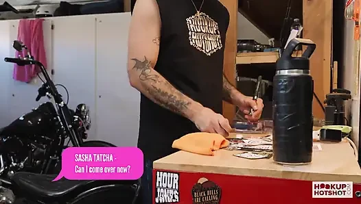 Sasha tatcha bietet einen nassen und schmutzigen blowjob an, um die dinge zu beginnen
