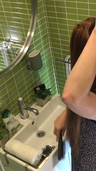 La plus mignonne petite copine rousse se coiffe dans la salle de bain sans culotte ni soutien-gorge, en robe d'été sexy | Clip 2