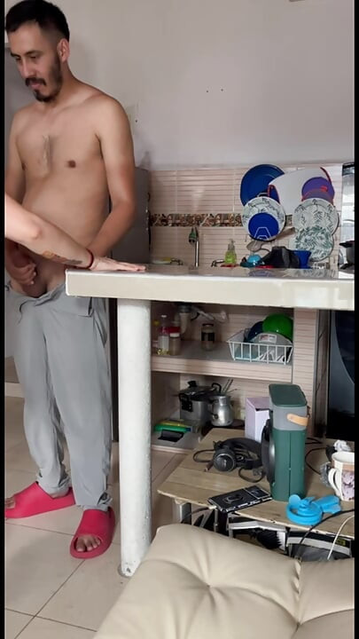 继母在厨房用她巨大的奶子自慰