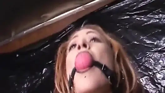 Eldivenli yumruk amcığını genişletiyor ve sırılsıklam