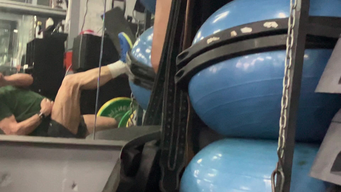 Un allenamento per le gambe in palestra, mi sento benissimo ad avvicinarsi a quel limite massimo