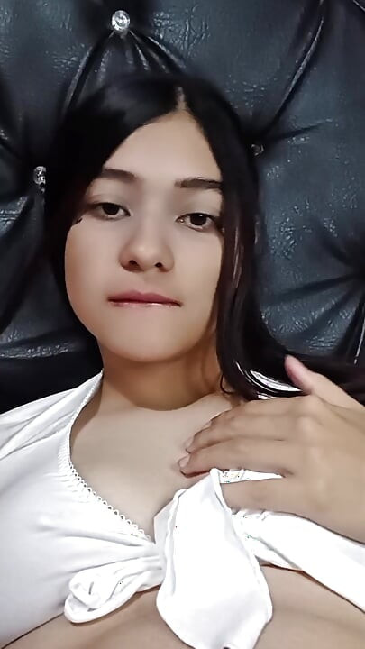VIDEO UČITELJICE KAKO MASTURBIRA S TANGICAMA I PIČKOM