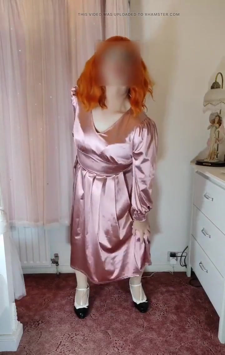 ヴィンテージサテンドレスの女装者