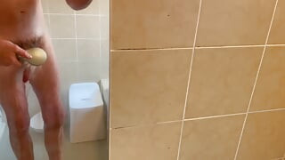 صابون BWC في الحمام مع شاعر المليون صغير