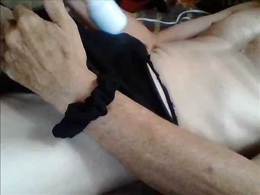 Mellissa si hraje v kalhotkách a jí mrdku pro svého pána