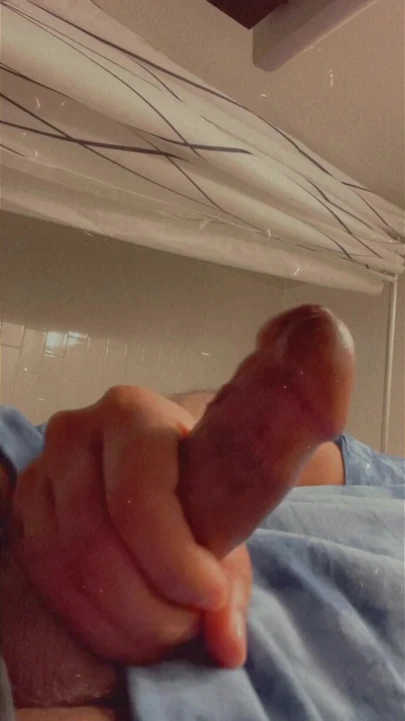Titta på Midnight kommer närbild för dig och strök hans kuk