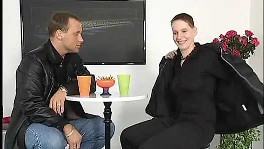 Büyük memeli kısa saçlı esmer büyük yarağı yalıyor