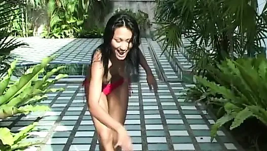 Азиатская девушка играет через ночь и день