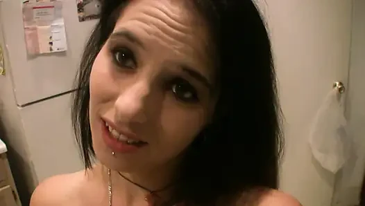 Komşu silgle orta yaşlı seksi kadın sakso ve boşalma için her zaman hazır!!