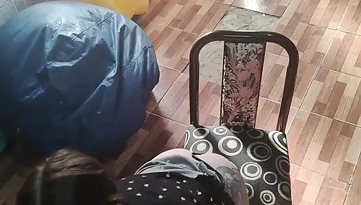 Итак, ты смотришь на меня снизу. Я говорю с тобой грязно, делаю тебе минет и мастурбую перед тобой.