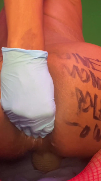 Snažan trenutak iz "Femboy Showing Massive Neuppy Prolapse Butthole"