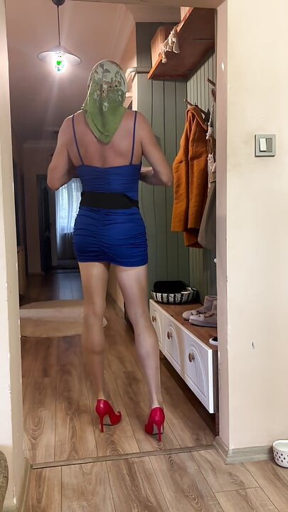 Різдвяна сукня моєї дуже короткої мачухи дуже сексуальна.