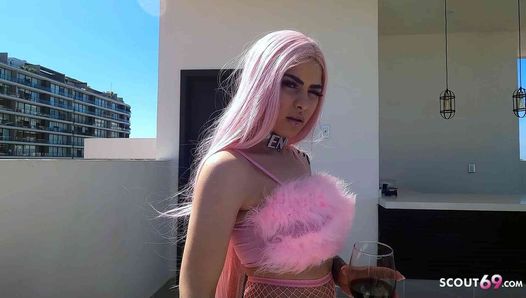 Różowe włosy chuda latynoska nastolatka Penny Jednorożec uwodzi starego młodego seksu w modelka