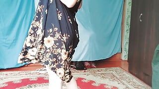 Orta yaşlı seksi kadın elbiseli ateşli sarışın eşcinsel youtuber crossdresserkitty