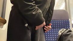 Budak Jerman Lelaki Berani Pancutan Awam Dalam Kereta Api Melancap Kencing, Muda Di Luar, Kecil Zakar Kecil, Melancap Batang Besar Otot