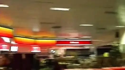 Azgın orta yaşlı seksi kadın otoyol macerasında büyük dildo dolduruyor