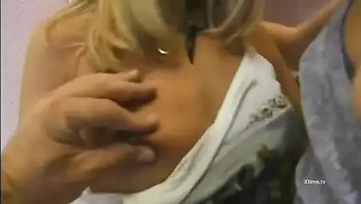 Seksi kızlar edepsiz seks için her zaman açık küçük bir grup seks yapıyor