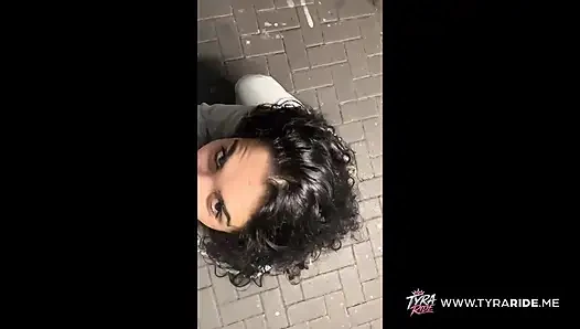 Cewek semok bertato rambut cokelat dengan lingerie hijau berpose sebelum dientot habis-habisan