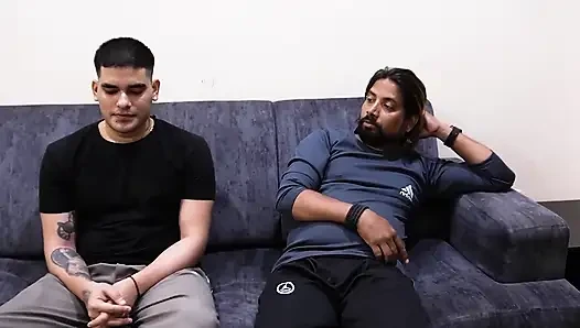 Dua cowok seksi india dientot habis-habisan sama pria lain, seks threesome ganas sama pria lain