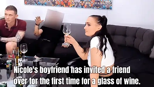 Pacar selingkuh menggoda teman pacarnya untuk mengejutkan threesome