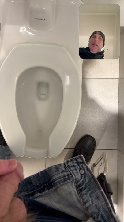 בואו לצפות בי משתין בתא שירותים ציבורי.