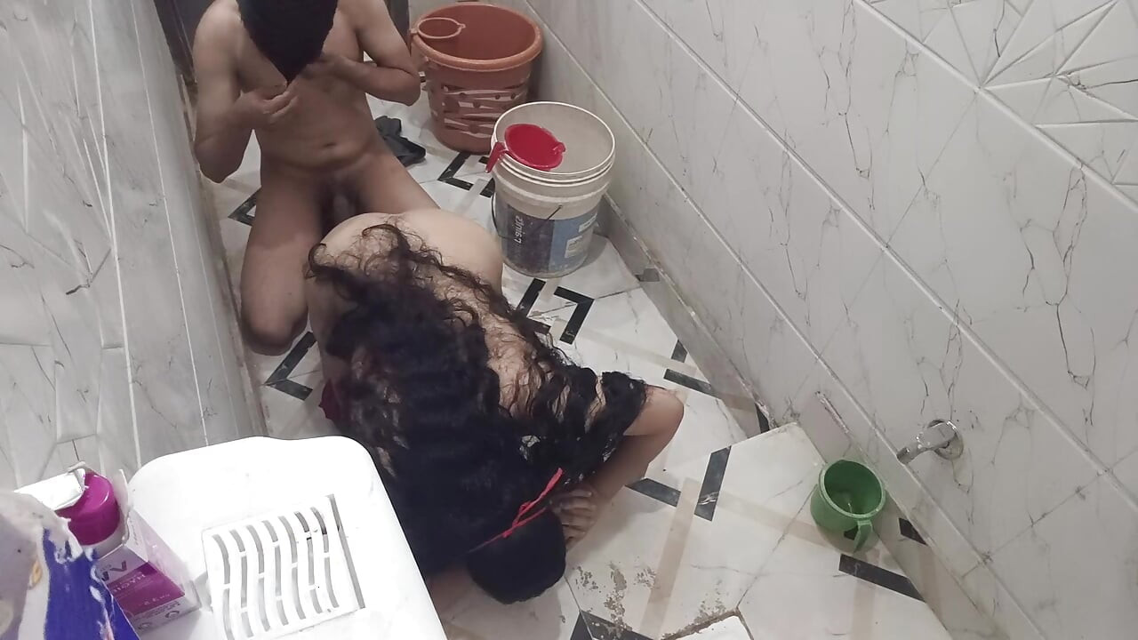 Forlot naboen på badet og cumshot