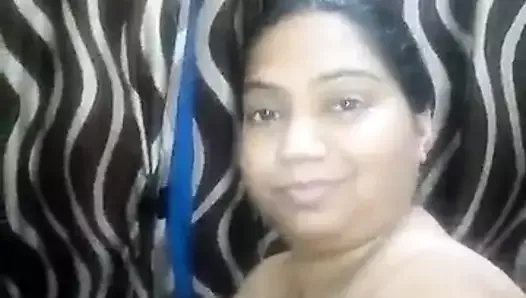 Spectacle nu d'une femme indienne