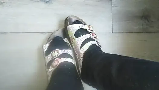 Yıpranmış Birkenstock ayakkabıları