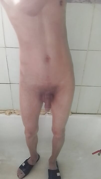 Guy swimming, bathing in front of the camera