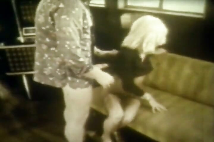 Nostaljik döl sürtükleri retro oturma odasında grup seks partisi