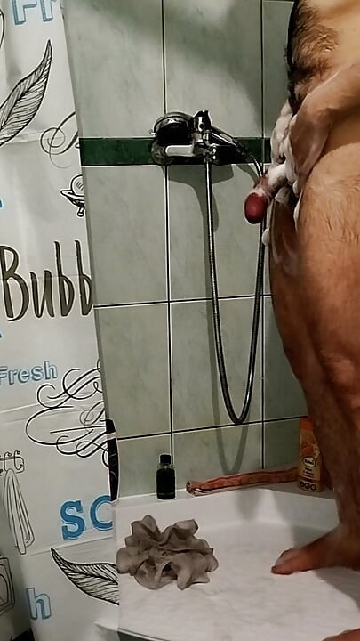 Büyük yaraklı eşcinsel duş alırken boşalıyor