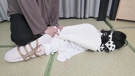 Xr24 - девушка в белой одежде и белых чулках была повешена и щекотка в бондаже