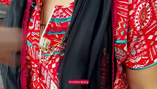 Komşu amca desi orta yaşlı seksi kadını yerde sert sikiyor. Azgın aldatan evli kadın amını parmaklıyor ve sert sikiliyor