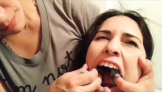 Ağzı tıkalı kız: üvey kızının ağzı maksimuma paketleniyor!
