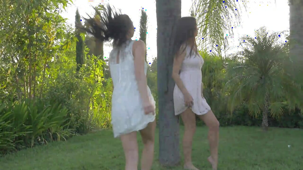 שתי בחורות ברונטיות לוהטות משחקות אחת עם השנייה