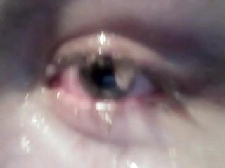 Ik met sperma in mijn oog na het deepthroaten van een enorme pik