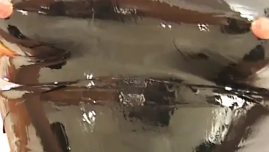 Mann in BDSM-session genießt eine dominierende frau