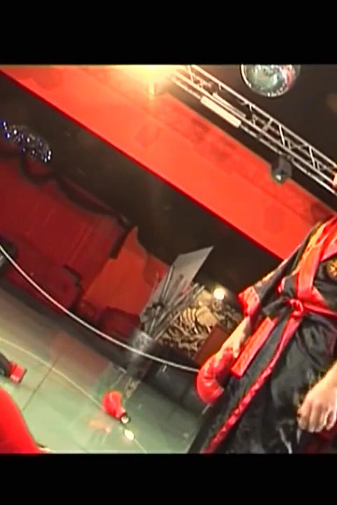 美しい若い少女がジムで武道の達人に大きなペニスでアナルを犯される