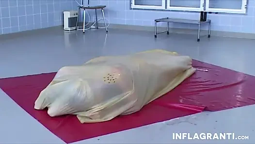 Lesben in gummi werden diszipliniert