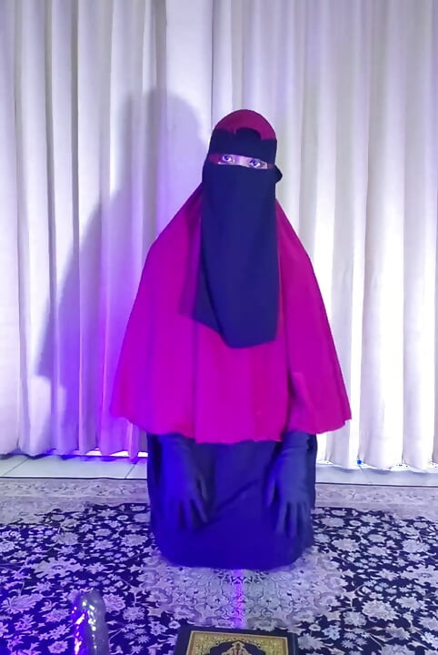 Travestit arab se fute cu un vibrator