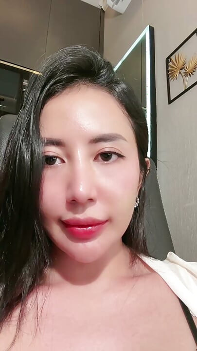 A GIRL WHO WANTS TO MAKE A VIDEO CALL